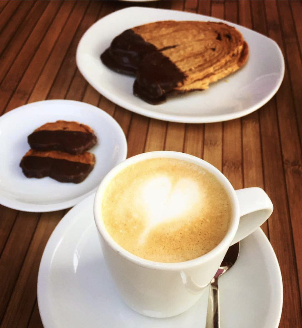 Desayuno con palmeras y minipalmeras de chocolate de Pastelería Mallorca